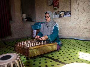 Irfana & her four friends shared a passion for Sufiyana Music & have formed Kashmir's first Sufiyana Music ensemble & are called the “Sufi Girls” of Kashmir