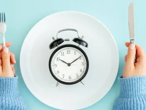 أظهرت الدراسات في الحيوانات أن الصيام يحمي الدماغ من التلف بعد السكتة الدماغية ويسرع من الشفاء. لكن لا توجد أي دراسات تثبت ذلك على البشر حتى الآن.