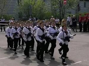 Russian children carry toy guns
