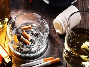 طبيب البوابة: لماذا يجب ألا تشرب الكحول عند تناول المضادات الحيوية؟