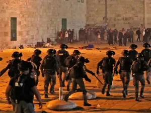 اشتباكات عنيفة بين الشرطة الإسرائيلية والفلسطينيين