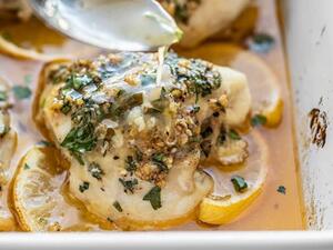 أفخاذ الدجاج المخبوزة بزبدة الثوم بالليمون