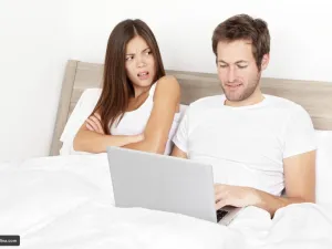 ضعي نظاماً لكِ يتناسب مع وقته، فليس مهمّاً كم من الوقت الذي يقضيه الزوج في المنزل