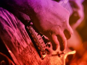 ما تفسير الحلم بالغيتار الكهربائي في المنام؟