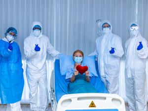 Medical team give mental support to recovered female patient