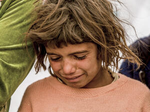 Syrian refugees who escaped from Kobane walking on Turkey-Syria border