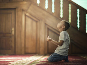 little boy prays to God