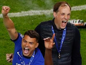 Thiago Silva (L) celebrates winning the UEFA Champions League trophy with coach Thomas Tuchel (Photo: AFP)