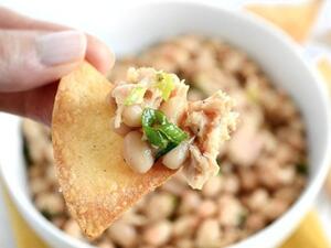 سلطة تونة وفاصولياء بيضاء