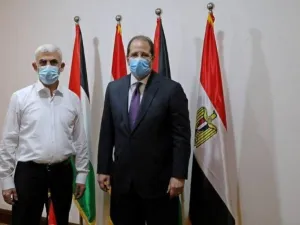 اللواء عباس كامل، ويحيى السنوار