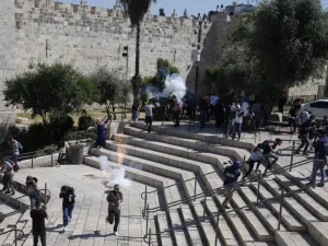  أغلقت قوات الاحتلال عددا من متاجر المواطنين في البلدة القديمة بالقدس المحتلة