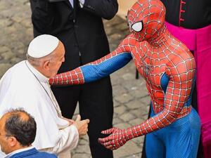 لقاء بين البابا وسبايدرمان