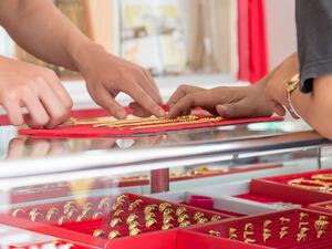 تفسير رؤية بائع الذهب في المنام