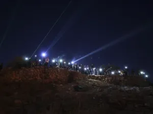 قوات الاحتلال تقمع محتجين بالشيخ جراح بالقدس وتصيب اثنين