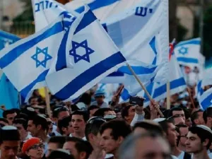 مستوطنون ينظمون 14 "مسيرة أعلام" بالضفة الغربية