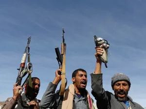 الحوثيون يعلنون عن قصفهم قاعدة الملك خالد الجوية في السعودية