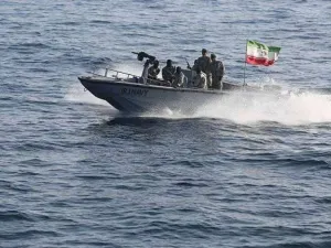 حريق بسفينة تدريب تابعة للبحرية الإيرانية عند مدخل الخليج وإجلاء الطاقم