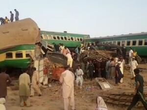 30 قتيلا باصطدام قطارين جنوبي باكستان