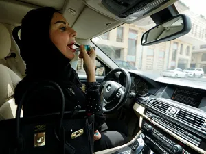 كانوا يهربون دائمًا عندما يرون الناس من مسافة بعيدة