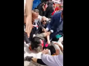  عبير موسى تسقط في حفرة اثناء التظاهرة ضد الاخوان