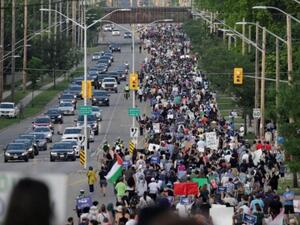 مسيرة بآلاف دعما لأسرة مسلمة دهست بشاحنة في كندا