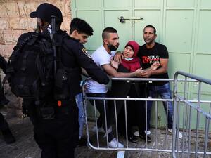 اعتدت قوات الاحتلال في وقت سابق، على الشبان المتواجدين في منطقة باب العامود