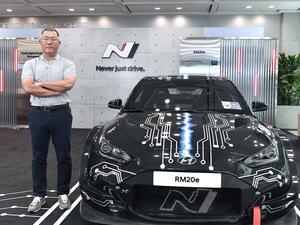 Hyundai Motor Group Chairman Euisun Chung Honored With The Issigonis Trophy At The 2021 Autocar Awards