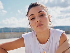 Cutie in Hijab! 12 Adorable Pictures of Young Girl Hande Erçel