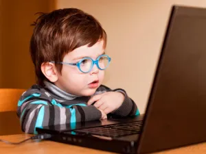 تحدثي مع أطفالك عن بقاء المعلومات والصور وما شابه على الإنترنت لبقية حياتهم
