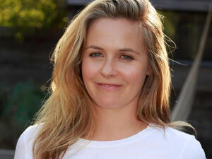 The scene is set to the classic 90s No Doubt song