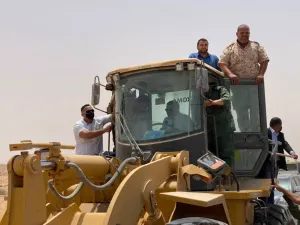 عبد المجيد الدبيبة يشارك في إزاحة السواتر الرملية 