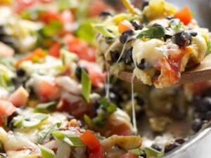 طبق البيض المخفوق بالخضار  والفلفل الحار