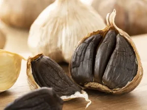 تتسبب عملية التخمير في احتواء الثوم الأسود على مضادات أكسدة أكثر بكثير من الثوم العادي