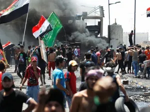 المتظاهرون حاصروا موكب رئيس الوزراء العراقي الكاظمي