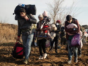 Migrants walk towards the Turkey's Pazarkule border crossing with Greece's Kastanies