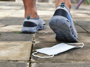 throwing masks and gloves on the road will cost you money in UAE