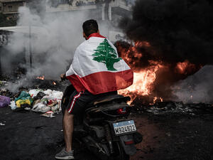 يذكر أن لبنان يشهد أزمة اقتصادية ومالية حادة أدت إلى ارتفاع سعر صرف الدولار ليصل إلى 17700 ليرة لبنانية.