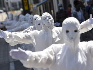 health workers must be vaccinated