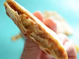 وصفات صيفية: تورتيا بالموز والكراميل وزبدة الفول السوداني