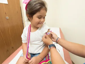 طبيب البوابة: ما يجب أن تعرفه عن تطعيم الأطفال ضد مرض كوفيد -19