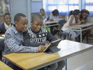 ربط المدارس بالإنترنت يساهم في نمو الناتج المحلي الإجمالي للدول الأضعف اتصالًا بنسبة تصل إلى 20%