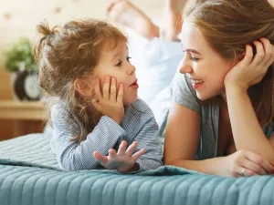 ذكري طفلك أن سن البلوغ والتغيرات الجسدية هي جزء طبيعي من النمو
