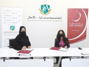 أكاديمية دبي لريادة الأعمال وجامعة زايد يتعاونان  لتعزيز المعرفة والإبداع في ريادة الأعمال