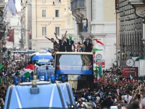 Numerus social media pages like Azzuri on Instagram shared amazing photos of the welcome of the continent champions. 