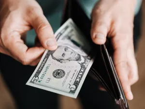 علاقات البوابة: مؤشرات على أن شريكك يتحكم بشدة في أموالك
