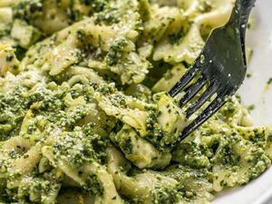 وصفات صيفية: سلطة الباستا مع بيستو الكايل