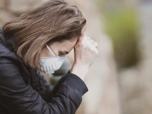 طبيب البوابة: 5 مؤشرات للغة الجسد تشير إلى الضيق النفسي