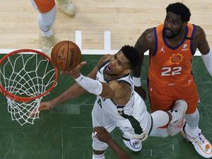 Giannis Antetokounmpo #34 of the Milwaukee Bucks drives on Deandre Ayton #22 of the Phoenix Suns in Game Four of the NBA Finals at Fiserv Forum on July 14, 2021 in Milwaukee, Wisconsin. (Photo: AFP)