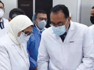 تدريب وتعليم كافة الأطباء والعاملين والمسؤولين