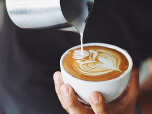 وصفات صيفية: كوب قهوة لاتيه بالتوابل